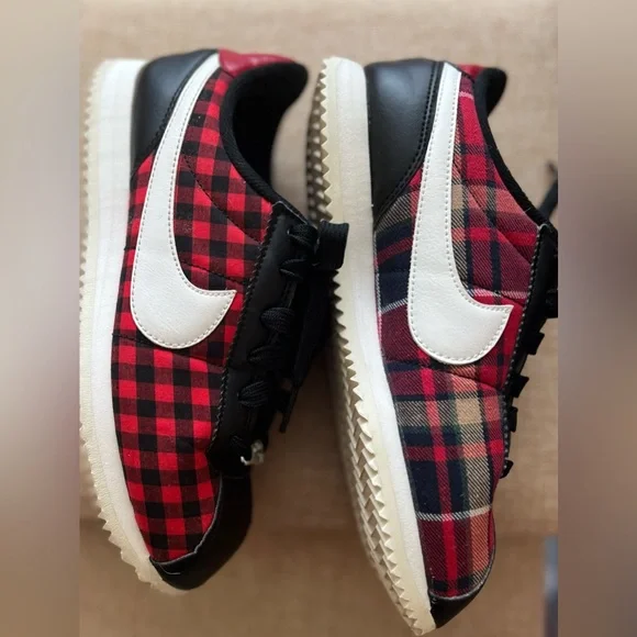 Nike Black and Red Sneakers Size 5Y - Picture 11 of 14